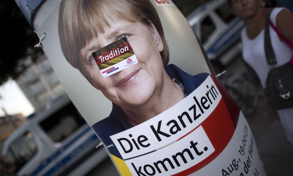 Plakat za kampanju Angele Merkel s naljepnicom AfD-a