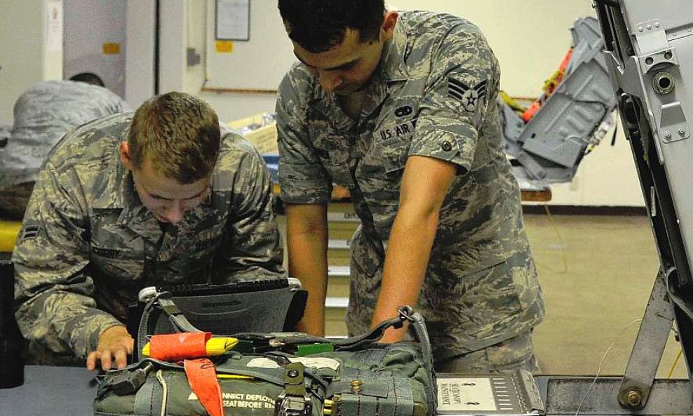 Pakiranje pilotske opreme za preživljavanje