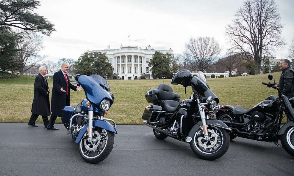 Američki predsjednik Donald Trump i potpredsjednik Mike Pence dive se motorima Harley-Davidsona parkiranim ispred južnog travnjaka Bijele kuće
