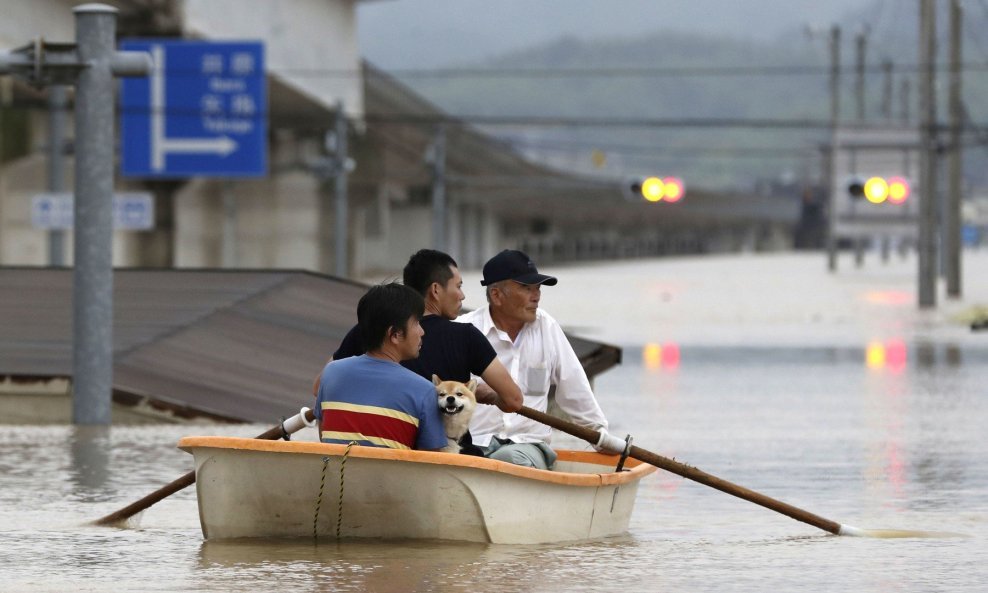 U Japanu najmanje 141 žrtva razornih kiša i odrona