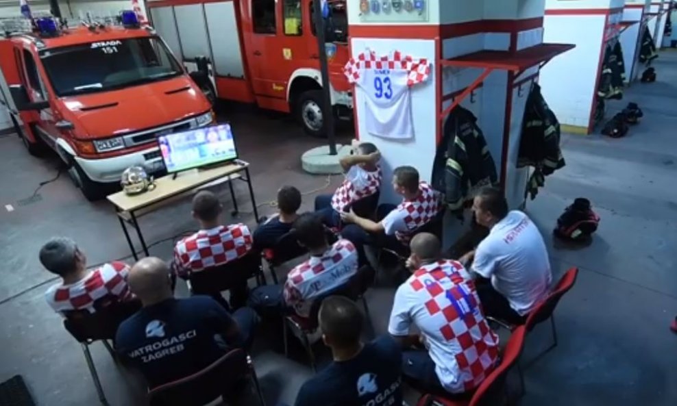 Zagrebački vatrogasci gledaju utakmicu nekoliko trenutaka prije odlaska na intervenciju