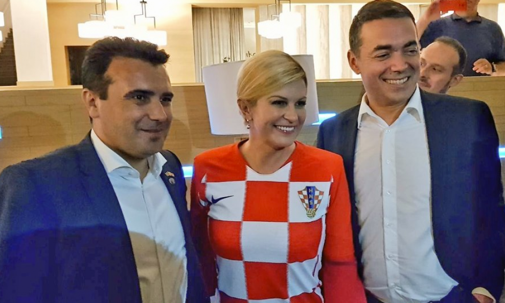 Makedonski premijer Zoran Zaev i ministar vanjskih poslova Nikola Dimitrov u društvu hrvatske predsjednice Kolinde Grabar Kitarović na samitu u Bruxellesu
