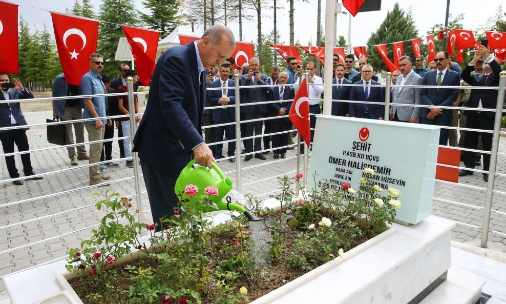 Erdogan na grobu časnika ubijenog u pokušaju državnog udara