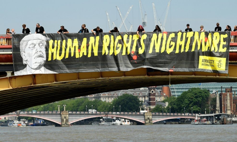 Amnesty International u središtu Londona izvjesio plakat s Trumpovim likom i porukom 'noćna mora ljudskih prava'