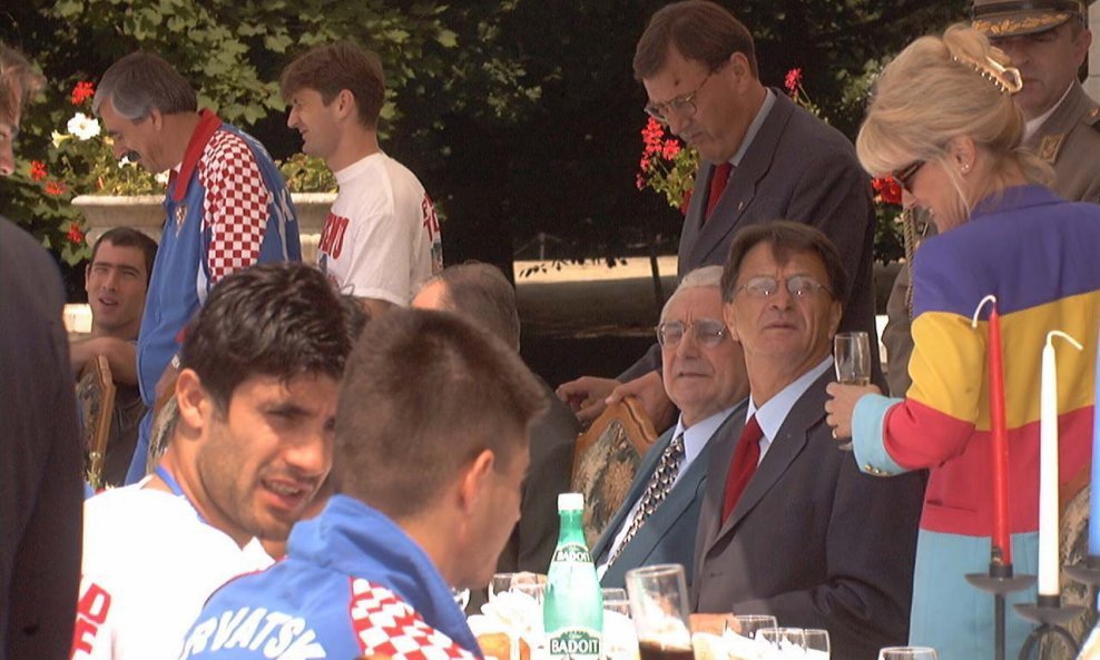 Franjo Tuđman s Ćirom Blaževićem i igračima uoči polufinalne utakmice s Francuskom 1998.