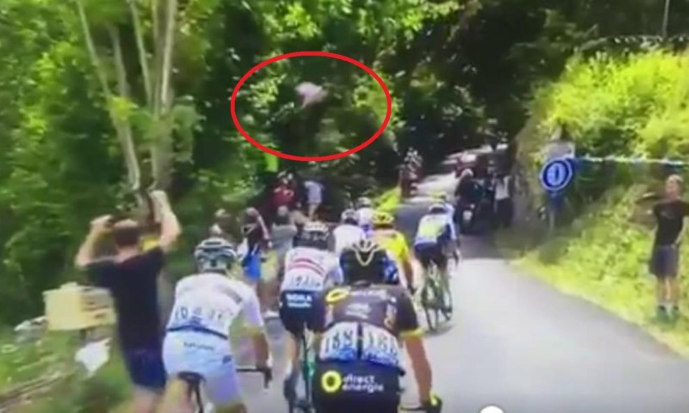 Luđak na biciklu preskače natjecatelje na Tour de France