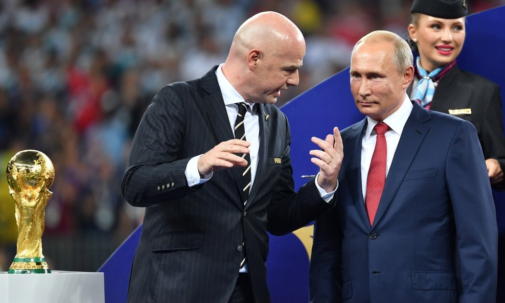 Predsjednik FIFA-e Gianni Infantino s predsjednikom Rusije Vladimirom Putinom na ceremoniji dodjele nagrade svjetskom prvaku u nogometu nakon utakmice Francuska-Hrvatska