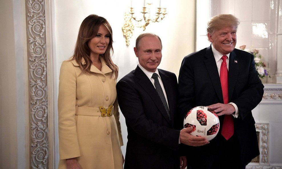 Melania i Donald Trump s Vladimirom Putinom, koji im je poklonio loptu s kojom je igrano finale Svjetskog prvenstva