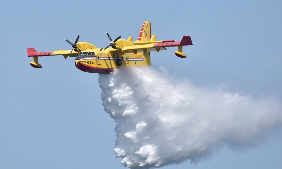 Gori kod Srime i u zaleđu Vodica, požar gase kanaderi i airtractori