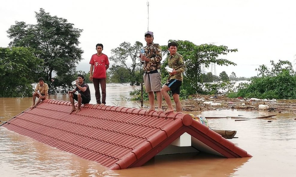 Devetnaest ljudi je poginulo, a više od 3000 čeka spašavanje nakon pucanja brane u Laosu.