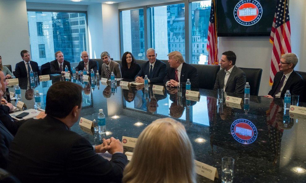Donald Trump na početku svog mandata sastao se sa šefovima vodećih tehnoloških kompanija