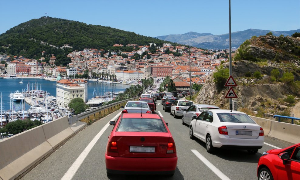 Gužva oko Splita kulminirala je sredinom srpnja, a nema sumnje da će tijekom sezone duga čekanja prilično smetati goste i  stanovnike tog grada