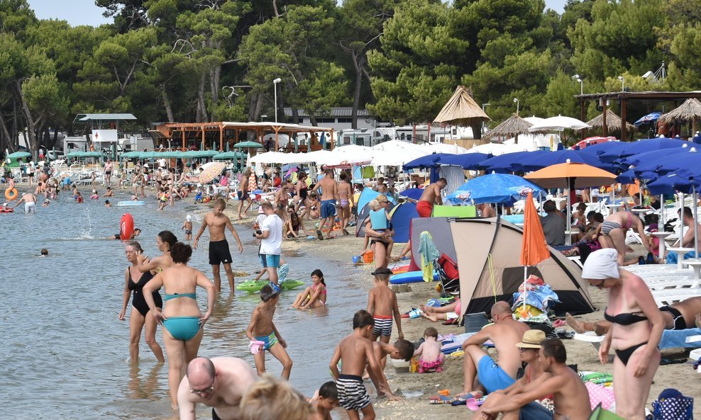 Medulinska plaža je prenapučena, a u tom gradiću ljeti je čak 469 posto više stanovnika