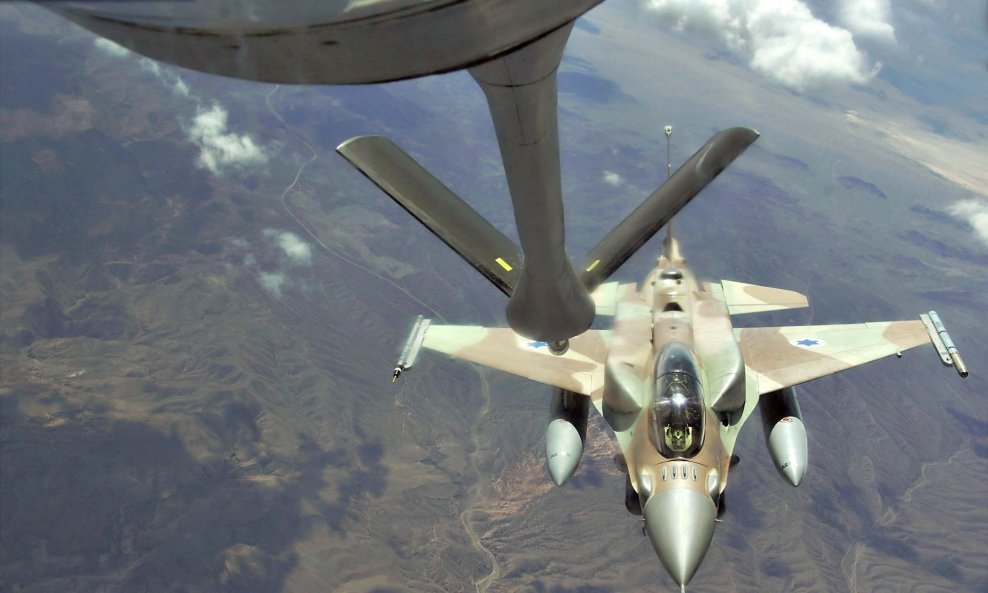 Izraelski F-16 nadopunjuje se gorivom tijekom leta