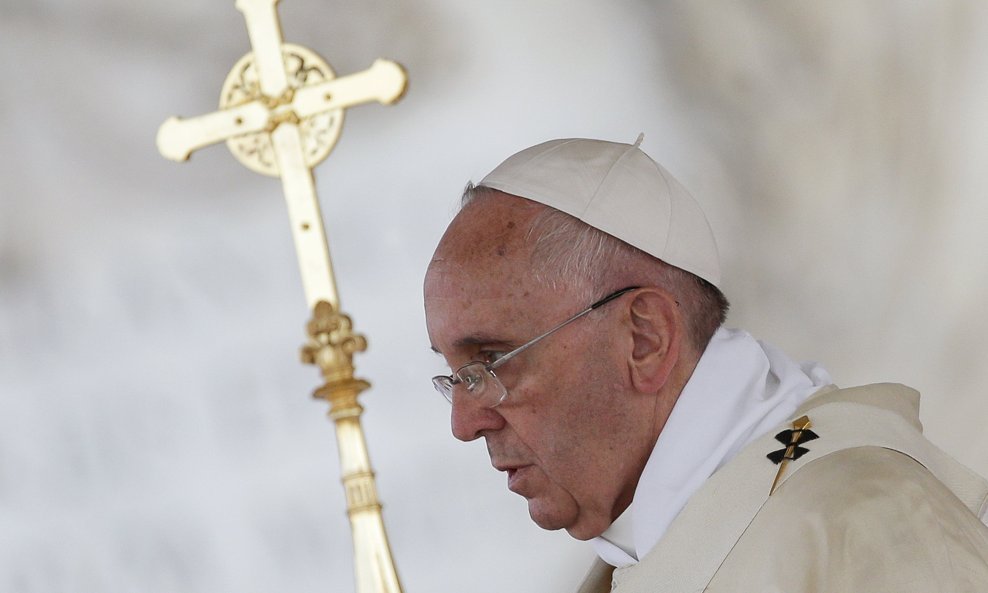 Pope Francis celebrates a mass during the feast of Corpus Christi (Body of Christ) at St. Giovanni in Laterano Basilica, in Rome, Italy June 4, 2015. REUTERS/Max Rossi