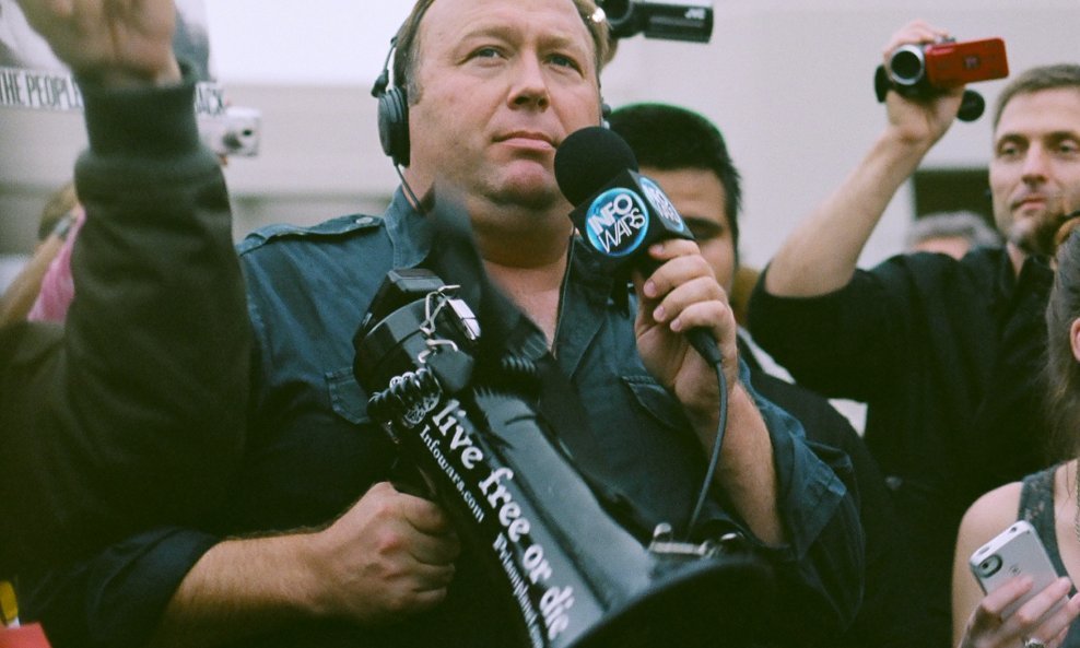 Alexander Emerick "Alex" Jones, američki voditelj radioemisije "The Alex Jones Show", te povremeni glumac i filmaš