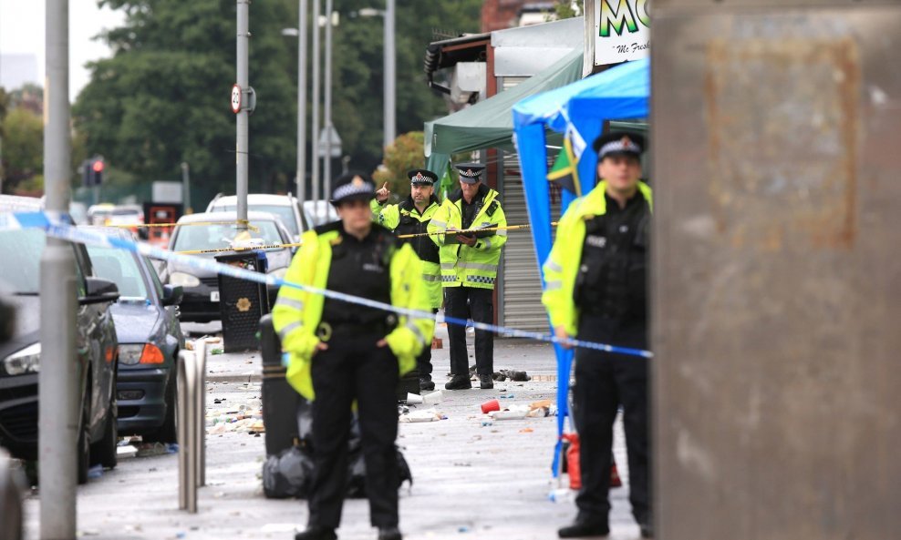 Policija nakon pucnjave u četvrti Manchestera u kojoj je ozlijeđeno desetero ljudi
