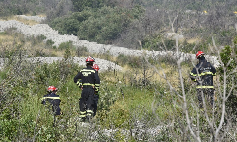 Vatrogasci u borbi s požarom između Zatona i Dobrog doca