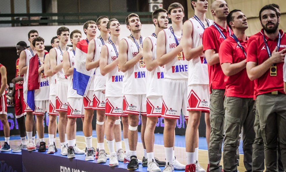 hrvatski košarkaši pjevaju himnu