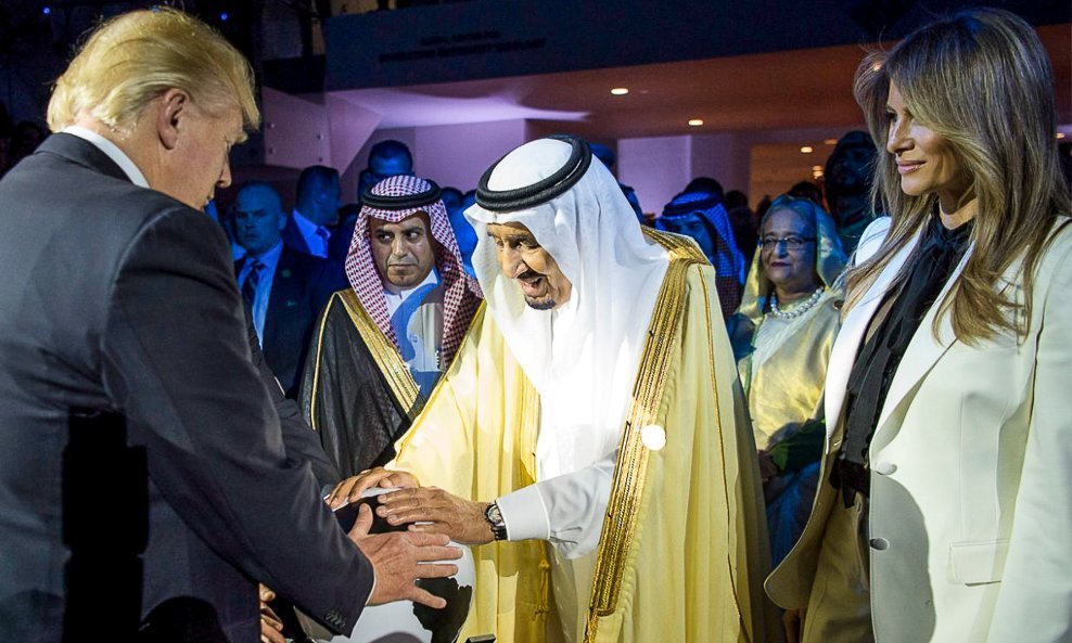 Američki predsjednik Donald Trump, saudijski kralj Salman Bin Abdulaziz Al Saud i američka prva dama Melania Trump u posjetu centru za borbu protiv ekstremizma u Rijadu 21. svibnja 2017.