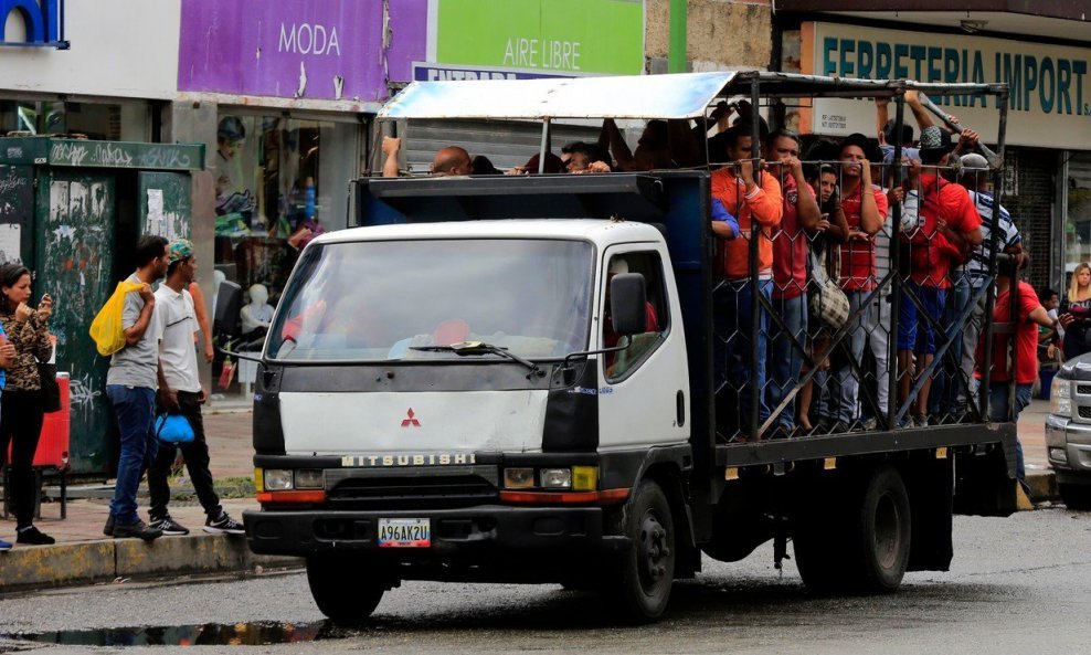 U Venezueli za javni prijevoz koriste kamione