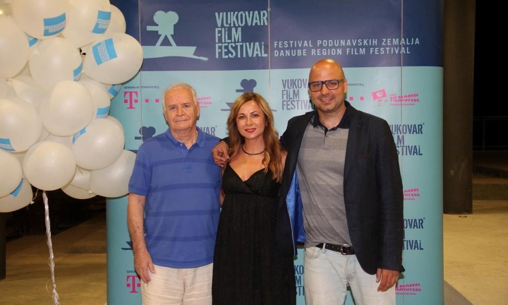Eduard i Dominik Galić s Matijom Prskalo na otvaranju Vukovar Film Festivala