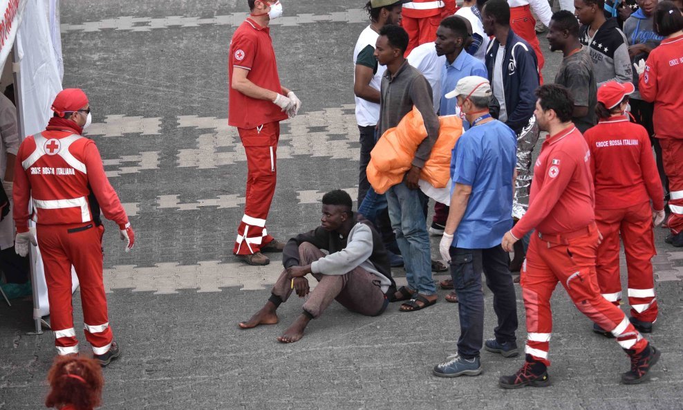 Migranti u talijanskoj luci Katanija
