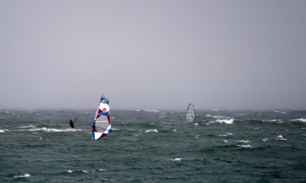 Istru je noćas pogodilo veliko nevrijeme, nakon čega u Ližnjanu surferi danas uživaju u velikim valovima