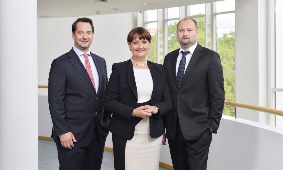 Predsjednica Uprave BKS Bank, Herta Stockbauer, i direktori podružnice BKS Banke u Hrvatskoj, Juraj Pezelj (lijevo) i Tihomir Zadražil