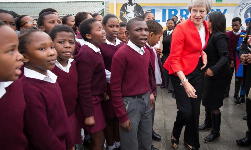 Theresa May je za nedavna posjeta Capetownu izvela ples koji je postao hit nadruštvenim mrežama, a već je nazvan maybot zbog njenih robotskih pokreta