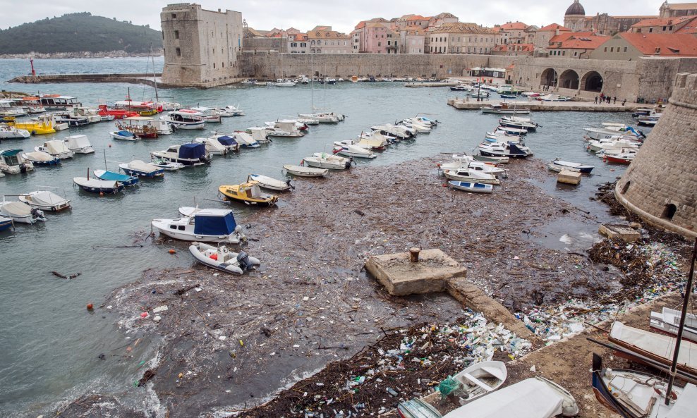 Krajem prošle godine vjetrovito vrijeme uz visoke valove na dubrovačku obalu i plažu Banje izbacilo velike količine smeća, uglavnom plastične nerazgradive ambalaže