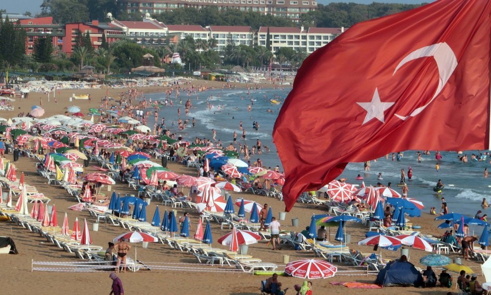 Turska mediteranska rivijera, plaža u Incekumu u Alanyi