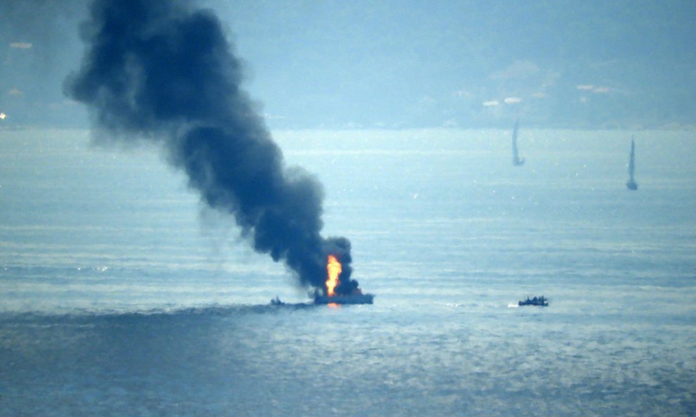 Požar na jedrilici u Splitskom kanalu