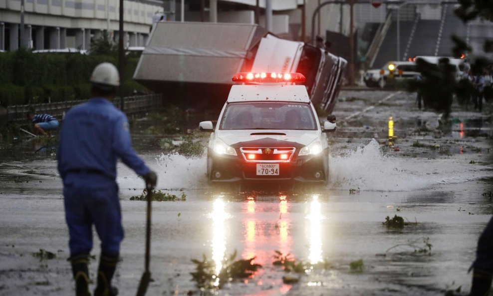 Policijsko vozilo na poplavljenim ulicama Osake nakon što je Japan 4. rujna 2018. pogodio snažan tajfun Jebi