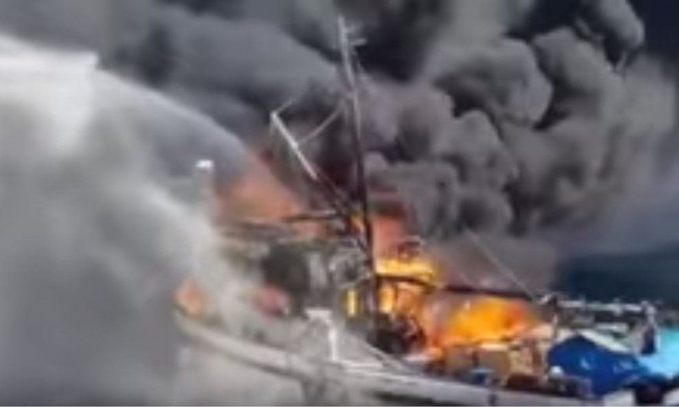 Iz požara na ribarici je spašeno osam osoba