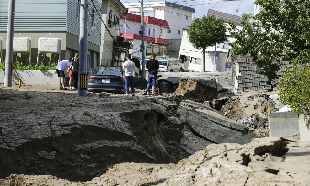 Snažan potres magnitude 6,7 stupnjeva uzdrmao je 6. rujna 2018. japanski otok Hokkaido