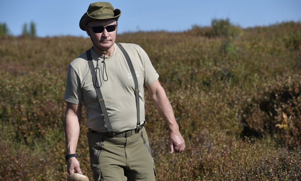 Ruski predsjednik veličan je u nacionalnom mediju kao snagator pred kojim se i medvjedi pristojno ponašaju