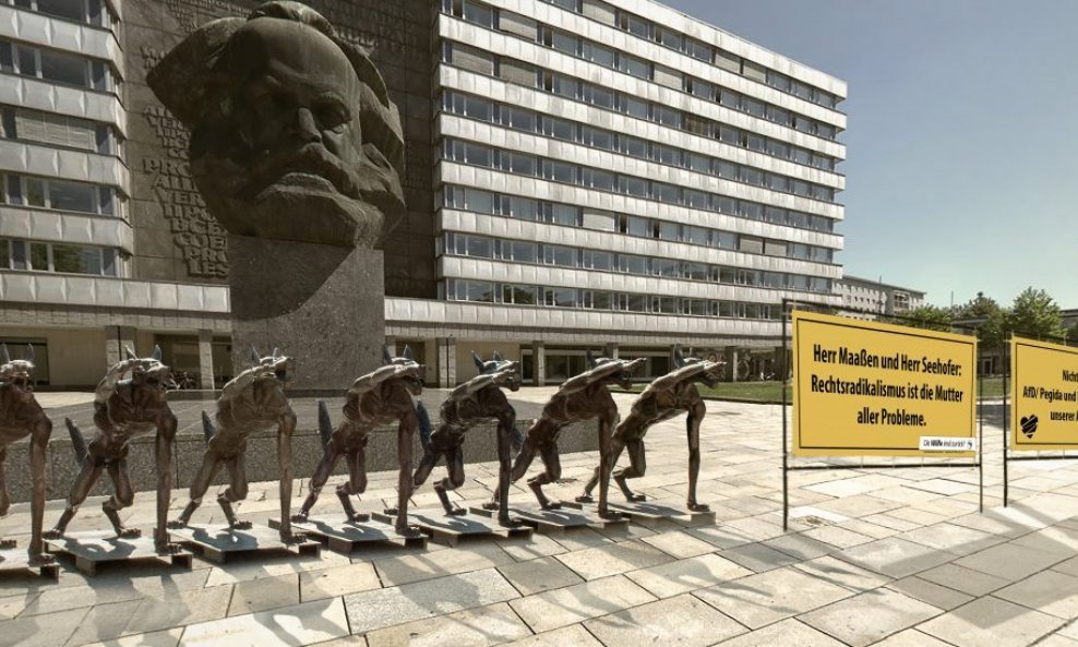 Kipovi ispred spomenika Karlu Marxu