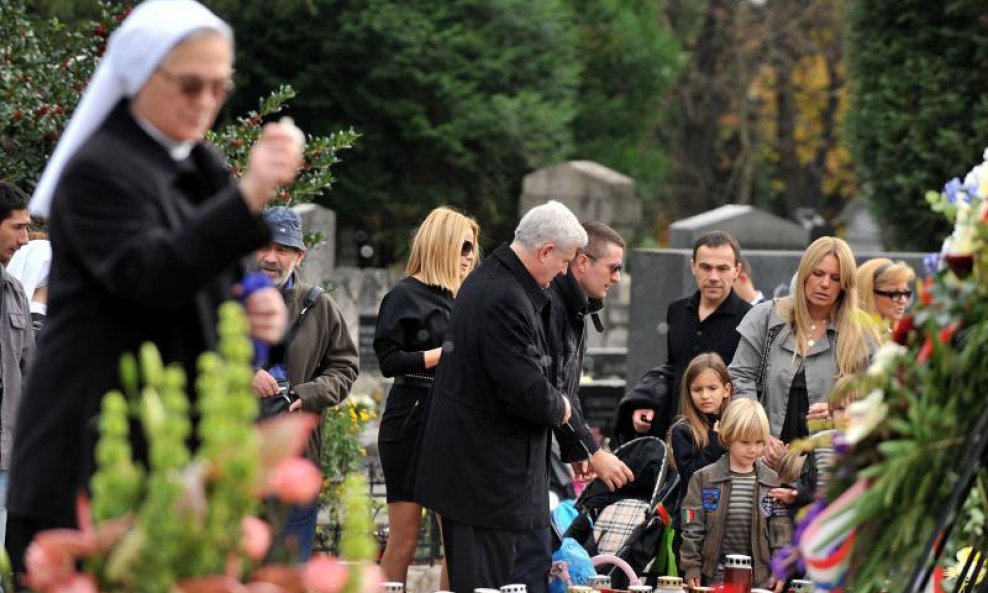 Obitelj Todorić na Tuđmanovom grobu