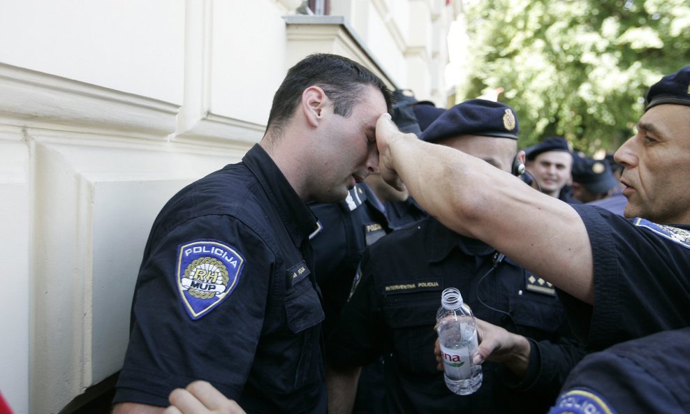 Nakon naguravanja s prosvjednicima policajcu u Vukovaru pozlilo
