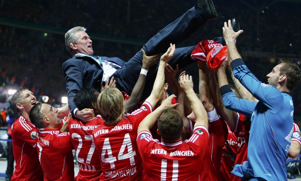 Jupp Heynckes na rukama igrača Bayerna