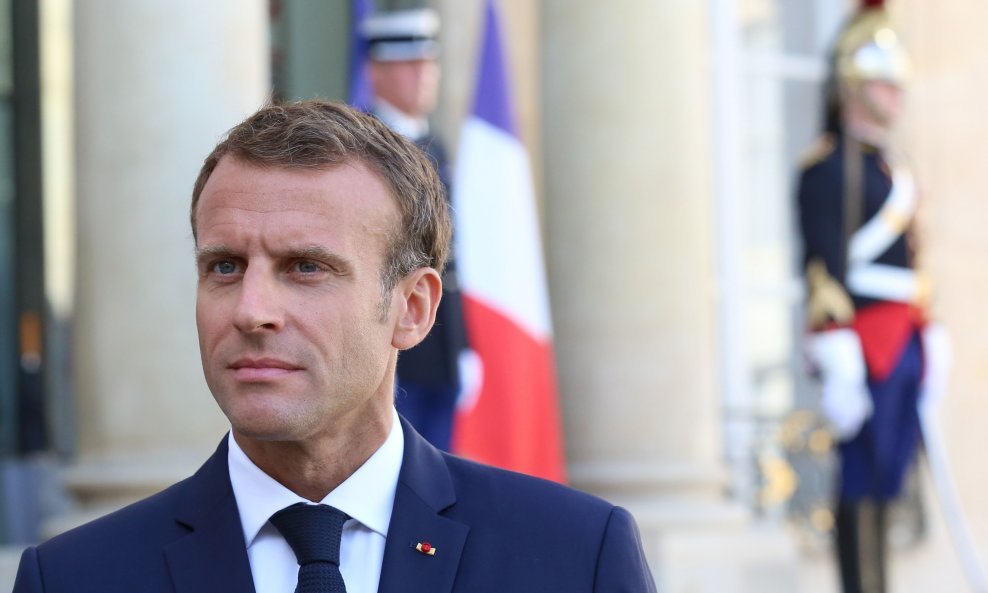 Francuski predsjednik Emmanuel Macron ispred Elizejske palače