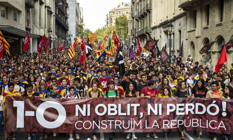 Zagovornici nezavisnosti Katalonije hodali su u povorci Barcelonom