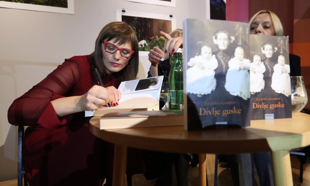 Julijana Adamović na promociji romana 'Divlje guske' u zagrebačkom Botaničaru
