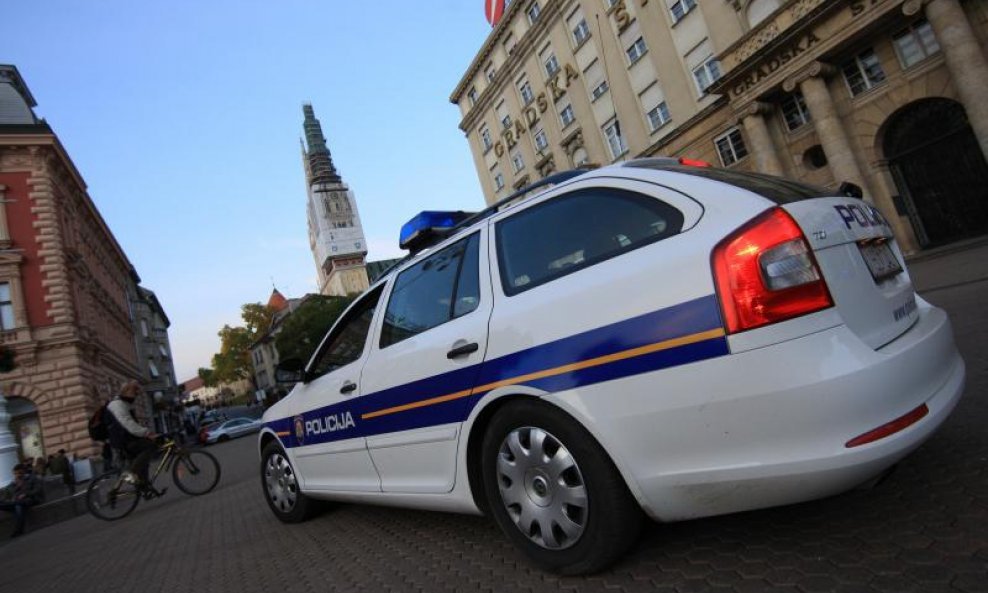 policija zagreb katedrala policijsko vozilo