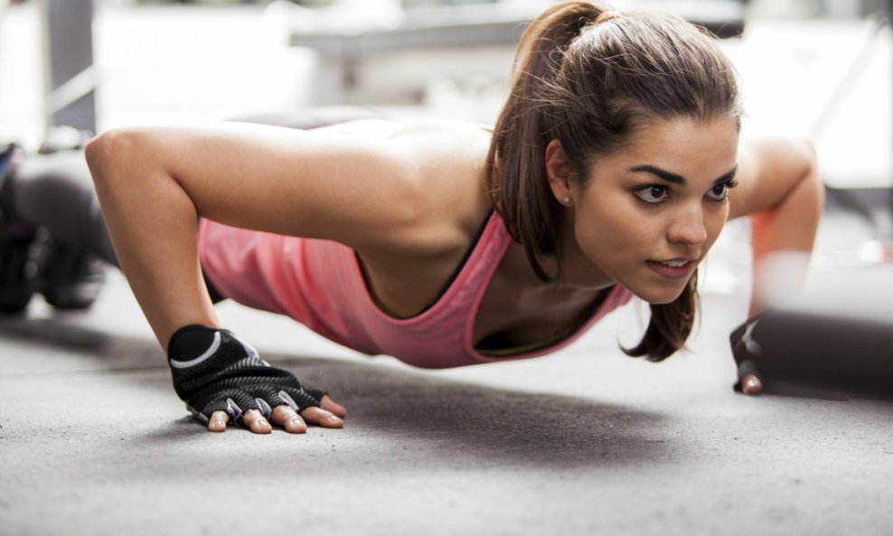 žena vježbanje fitness teretana