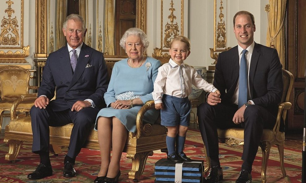 Princ George u društvu bake kraljice Elizabete II., tate Princa Williama i djeda princa Georgea