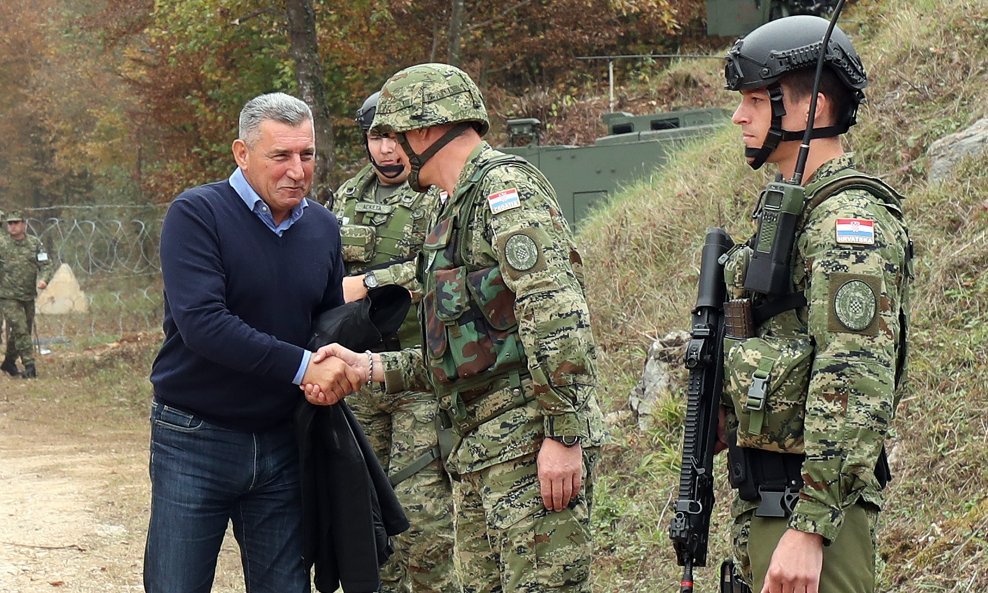Na poligonu u Slunju pojavili su se umirovljeni generali Ante Gotovina i Mladen Markač, ali i Davor Domazet Lošo te Pavao Miljavac.