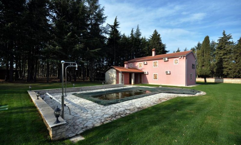 lugarnica pretvorena u vilu hrvatske šume vrsar