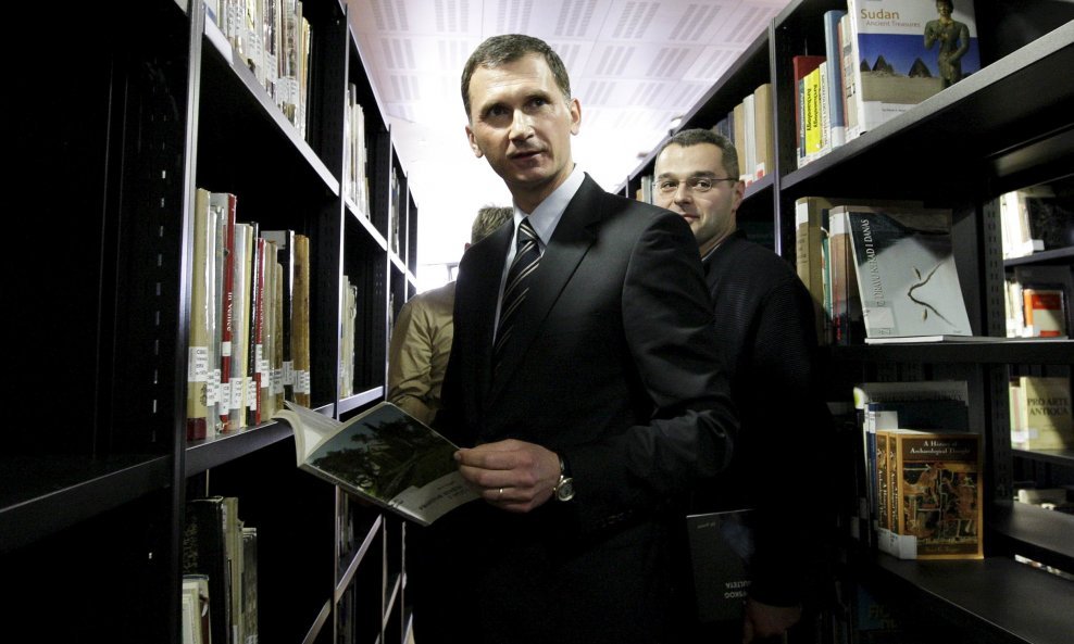 Dragan Primorac u knjižnici